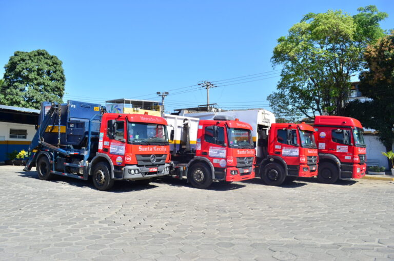 Caminhão da Santa Cecília Resíduos realizando transporte seguro de resíduos industriais.